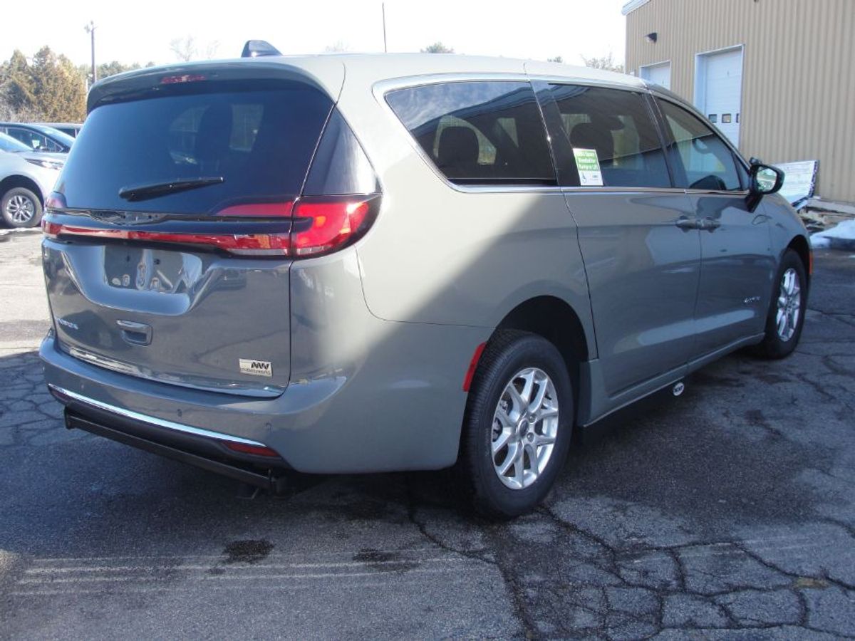 Grey Chrysler Pacifica image number 6