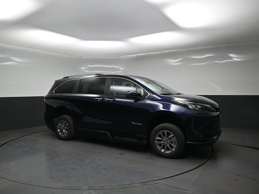 New 2026 Toyota Sienna Hybrid XLE Add - BraunAbility Side Entry Entry In Floor Automatic Ramp