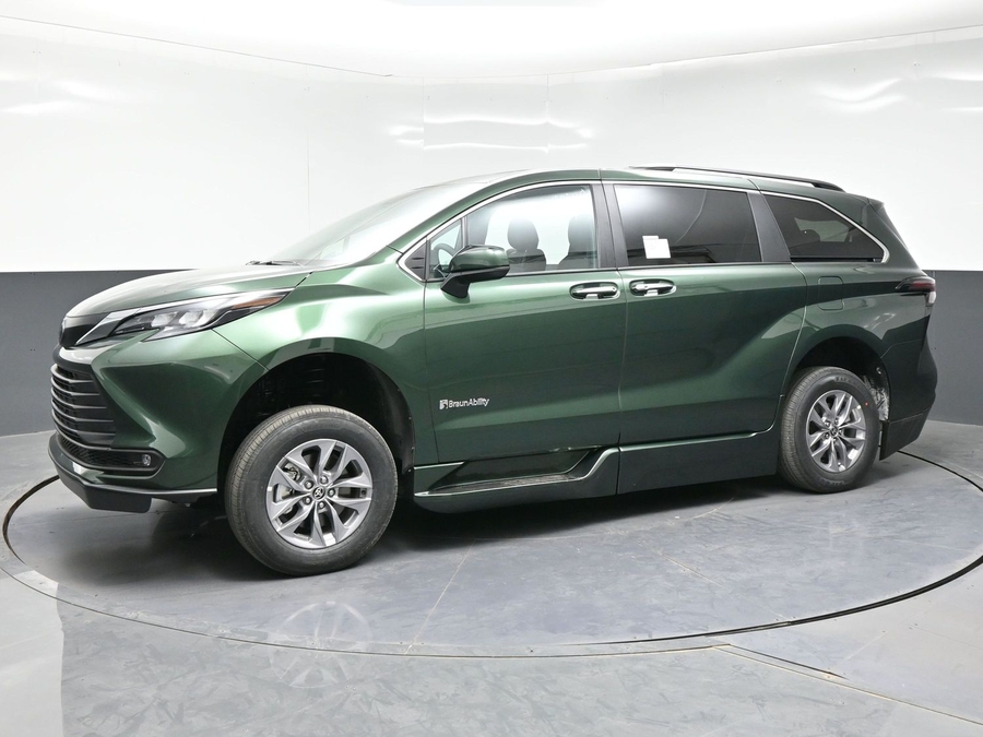 New 2026 Toyota Sienna Hybrid XLE Base - BraunAbility Side Entry Fold Out Automatic Ramp