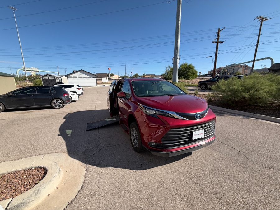 Used 2025 Toyota Sienna Hybrid XLE - BraunAbility Side Entry In Floor Automatic Ramp