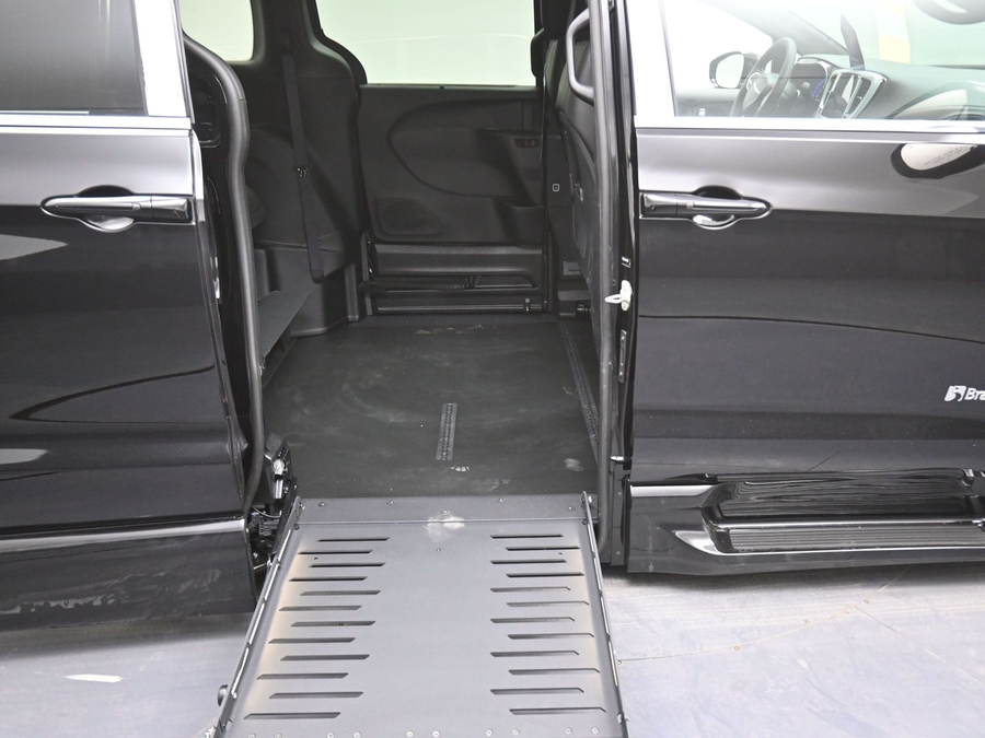 Black Chrysler Pacifica image number 11