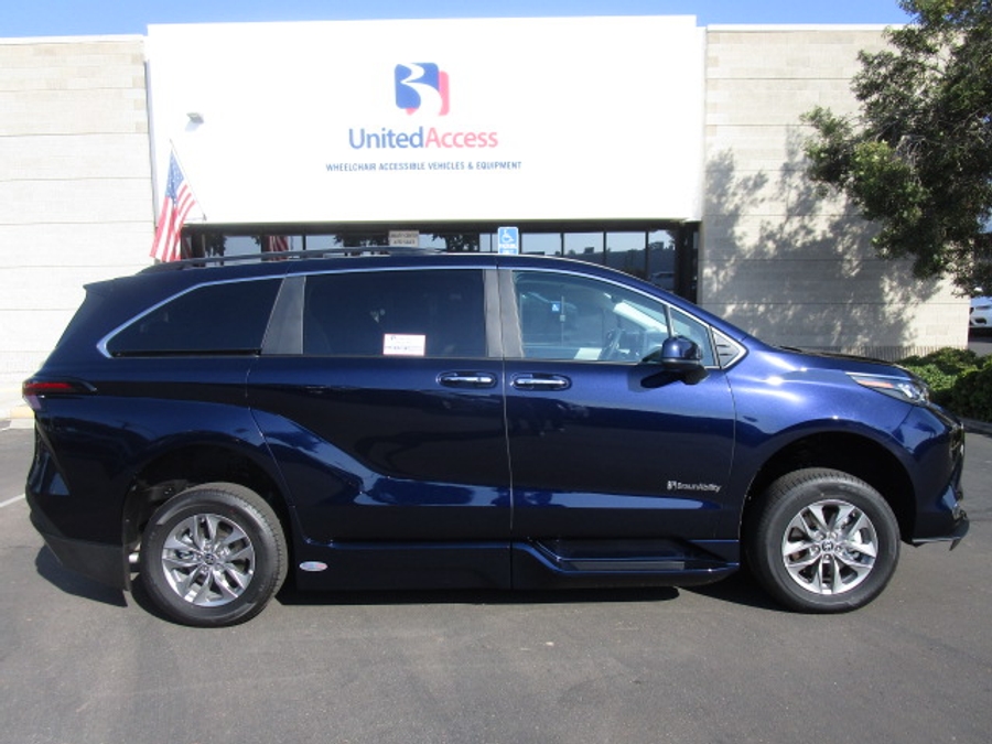 New 2025 Toyota Sienna Hybrid XLE Plus - BraunAbility Side Entry Entry In Floor Automatic Ramp