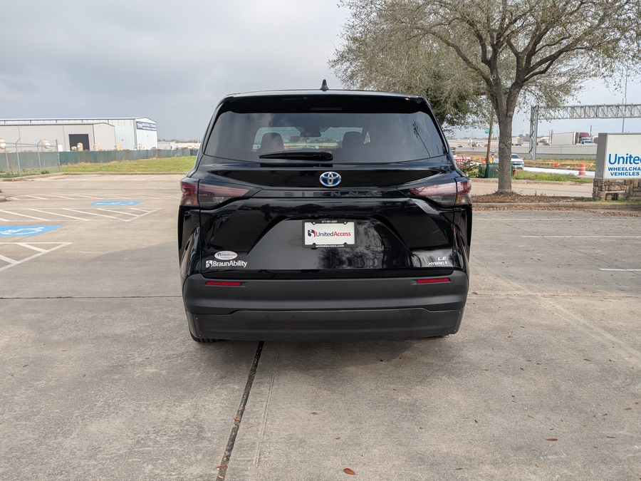 Used 2024 Toyota Sienna Hybrid LE - BraunAbility Side Entry Entry Fold Out Automatic Ramp