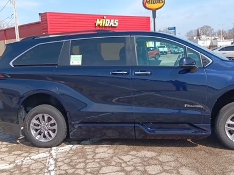 Blue Toyota Sienna image number 4