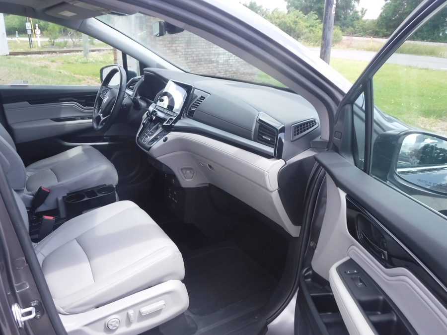 Grey Honda Odyssey image number 16