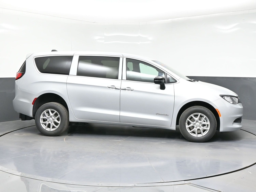 Silver Chrysler Voyager image number 7