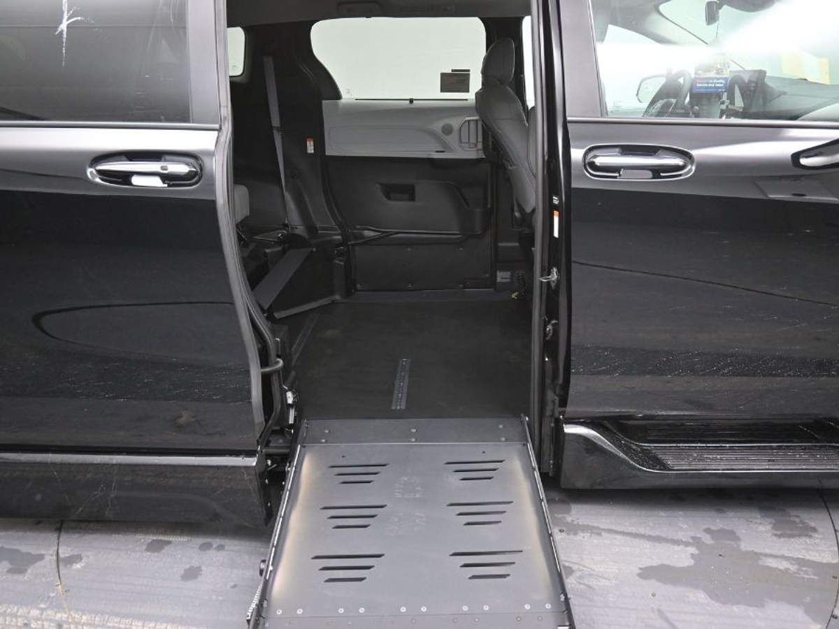 2025 TOYOTA SIENNA - Image 18