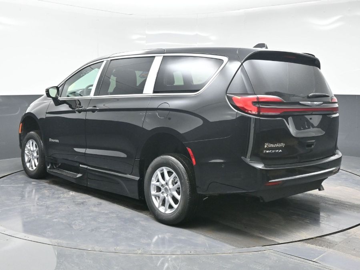 Black Chrysler Pacifica image number 4