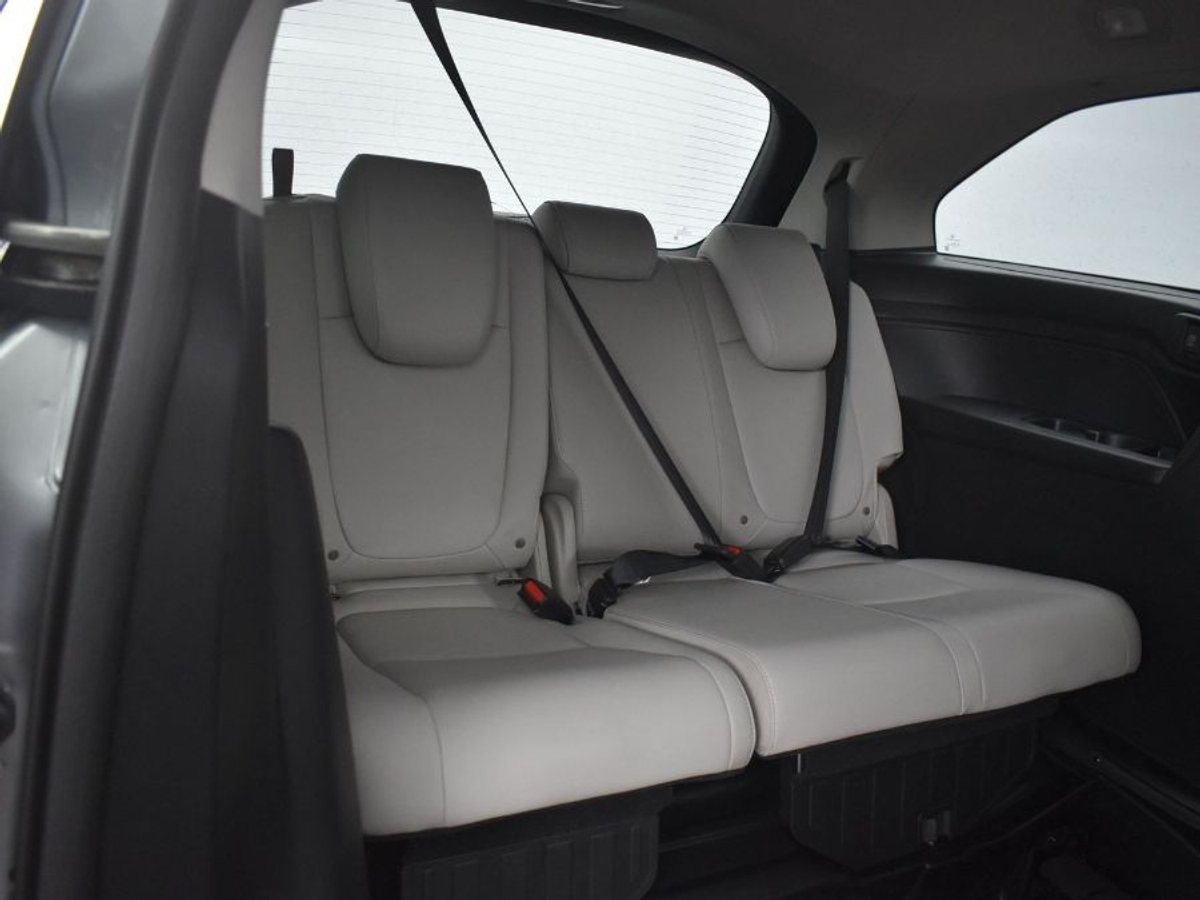 Silver Honda Odyssey image number 9