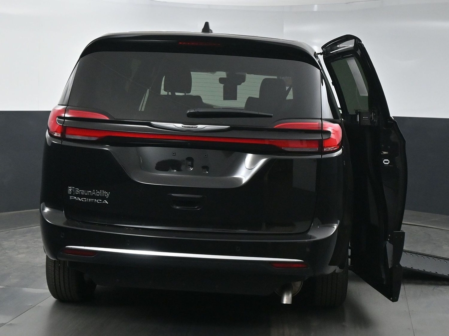 New 2025 Chrysler Pacifica Select Safety - BraunAbility Side Entry Entry In Floor Automatic Ramp
