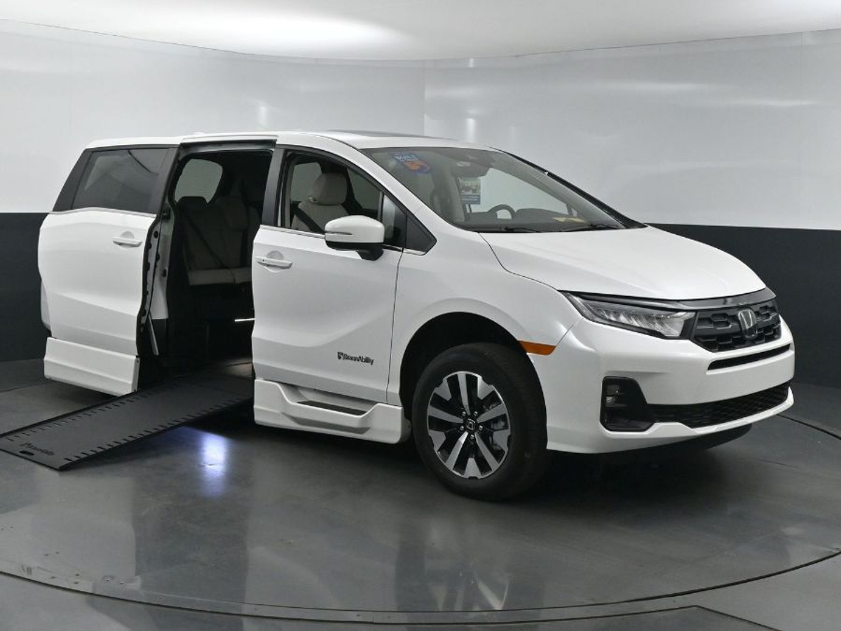 White Honda Odyssey image number 1