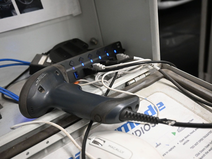 White Chrysler Pacifica image number 8