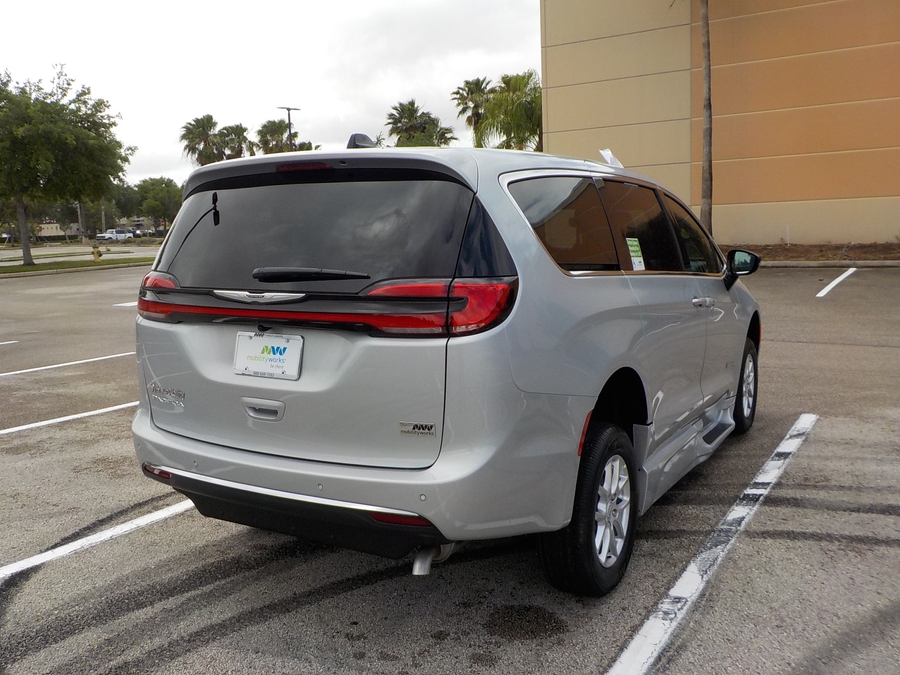 Silver Chrysler Pacifica image number 29