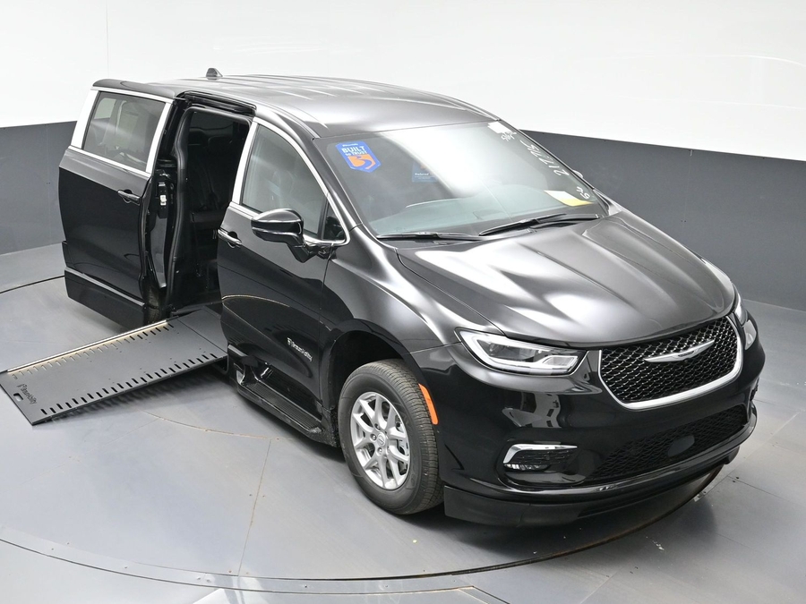 Black Chrysler Pacifica image number 18