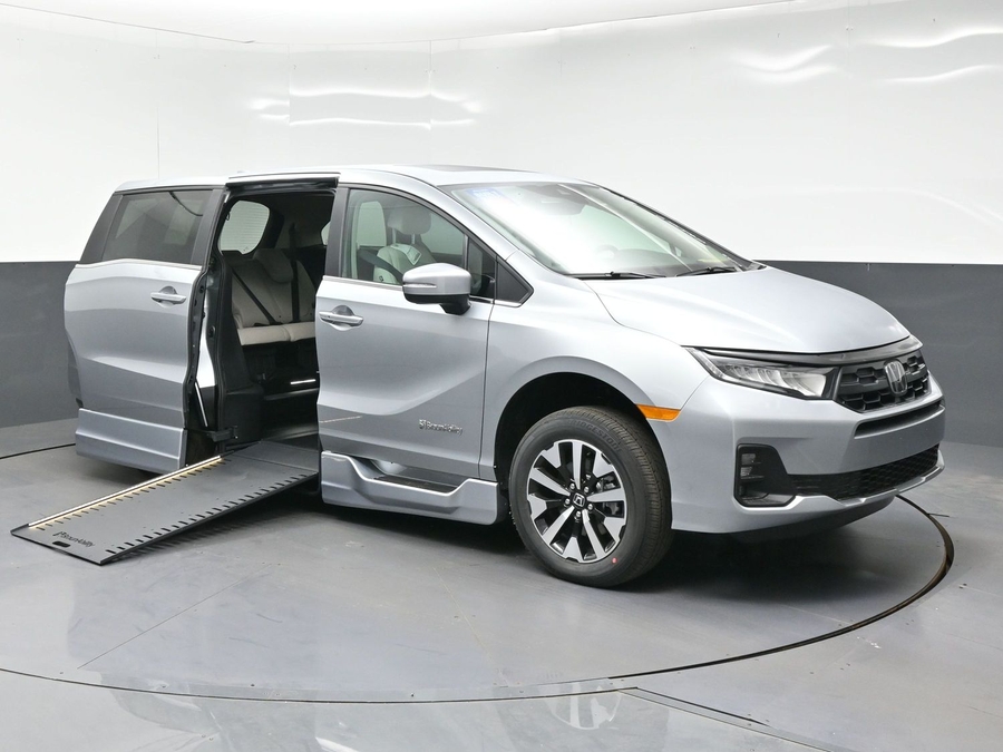 Silver Honda Odyssey image number 10