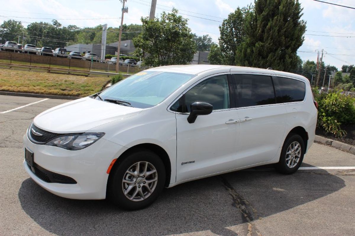 White Chrysler Voyager image number 1