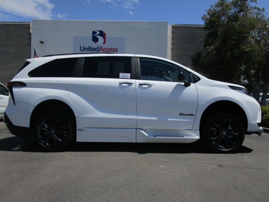 New 2025 Toyota Sienna Hybrid XSE Sport - BraunAbility Side Entry Entry Fold Out Automatic Ramp