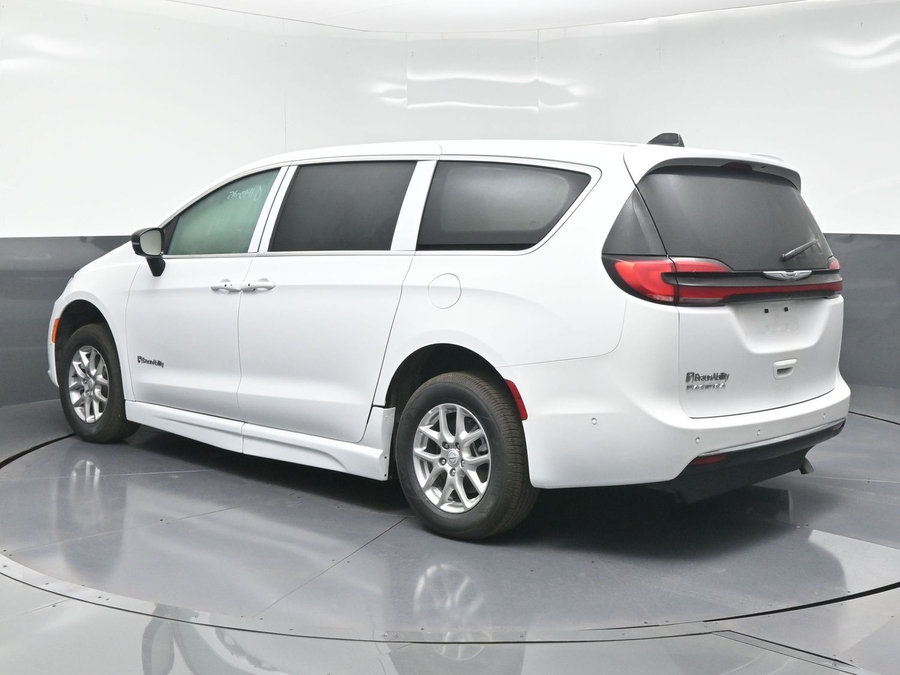 White Chrysler Pacifica image number 4