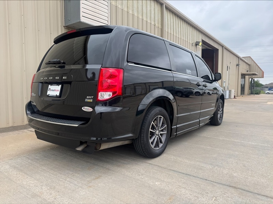 Used 2017 Dodge Grand Caravan SXT - BraunAbility Side Entry Entry Fold Out Automatic Ramp