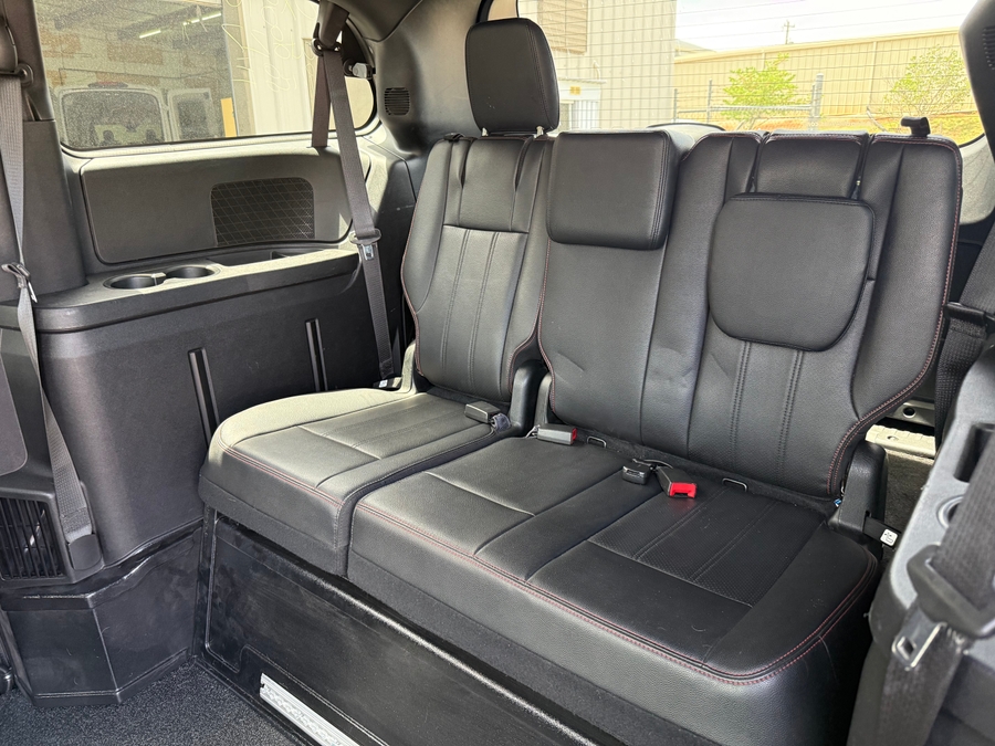 Grey Dodge Grand Caravan image number 2