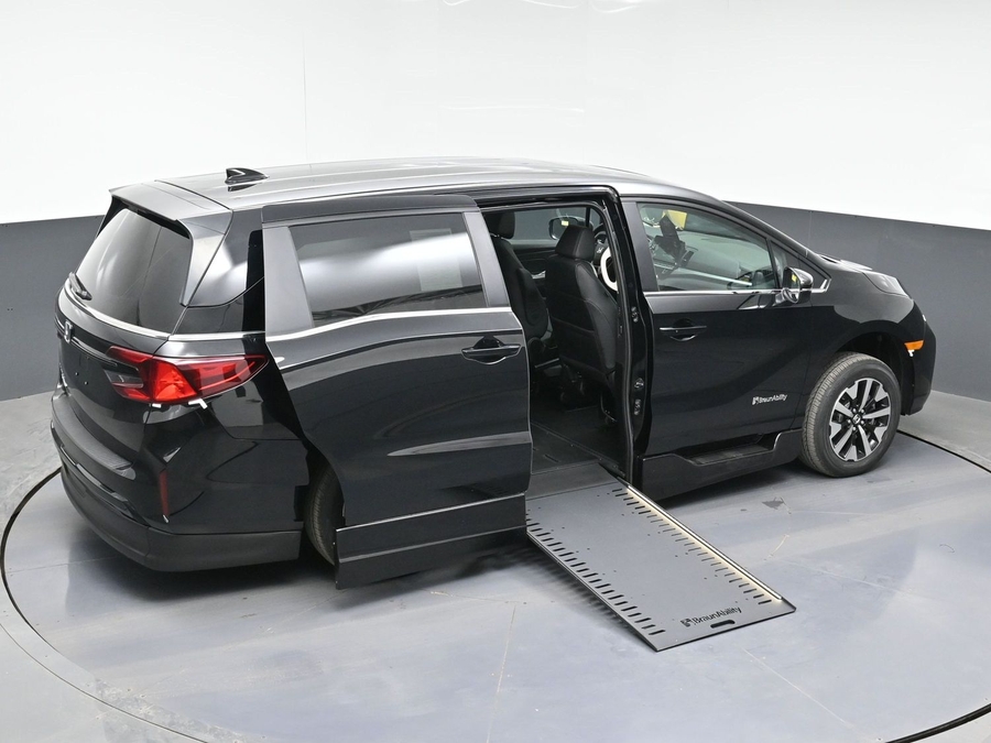 Black Honda Odyssey image number 23
