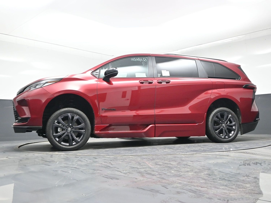 New 2025 Toyota Sienna Hybrid XSE Sport - BraunAbility Side Entry Entry Fold Out Automatic Ramp