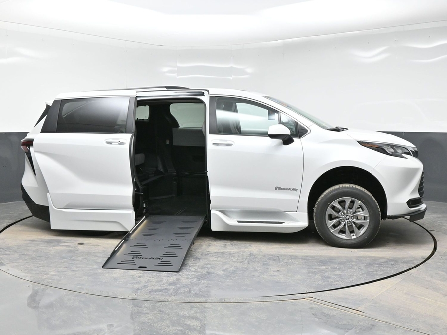 New 2026 Toyota Sienna Hybrid XLE Base - BraunAbility Side Entry Entry Fold Out Automatic Ramp