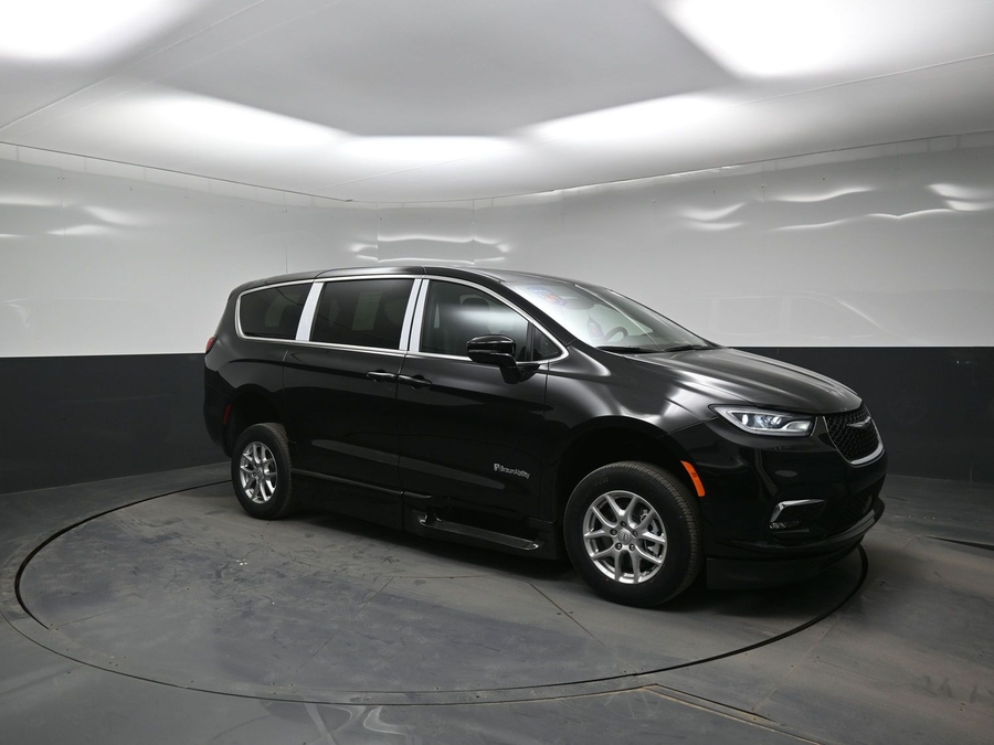 Black Chrysler Pacifica image number 17