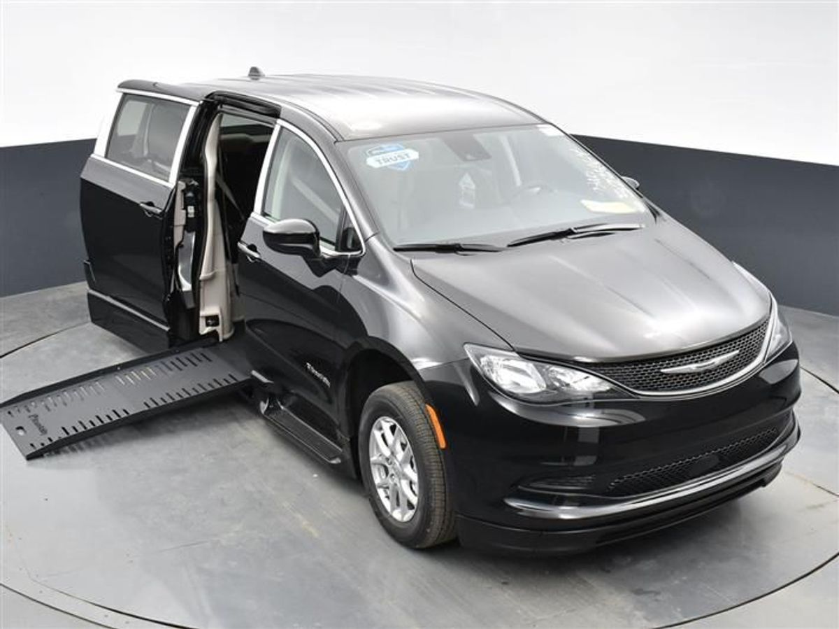 Wheelchair Van Used 2023 Chrysler Voyager PR522464