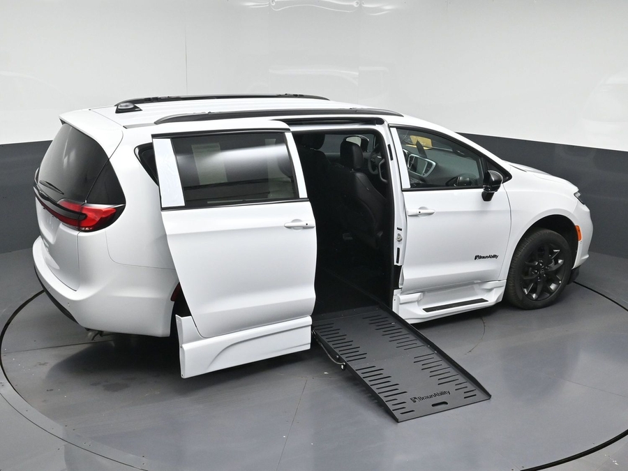 White Chrysler Pacifica image number 17