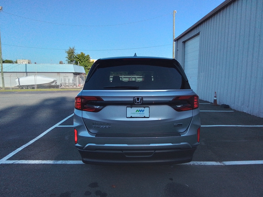 Silver Honda Odyssey image number 30