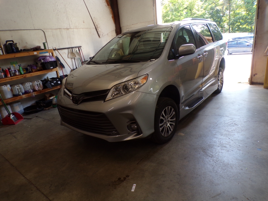 2020 Toyota Sienna XLE - Photo 2