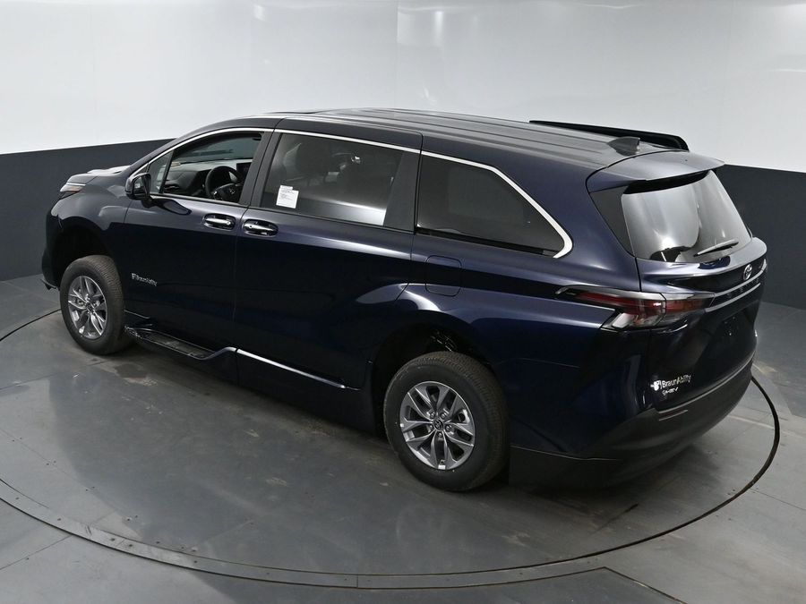 New 2025 Toyota Sienna Hybrid XLE Base - BraunAbility Side Entry Entry Fold Out Automatic Ramp