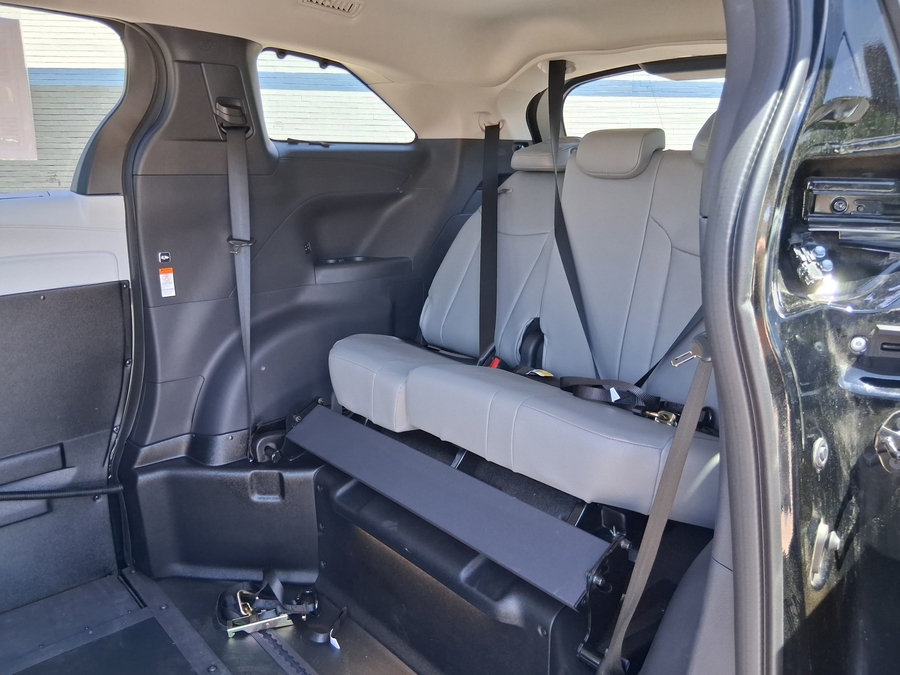 Black Toyota Sienna image number 7