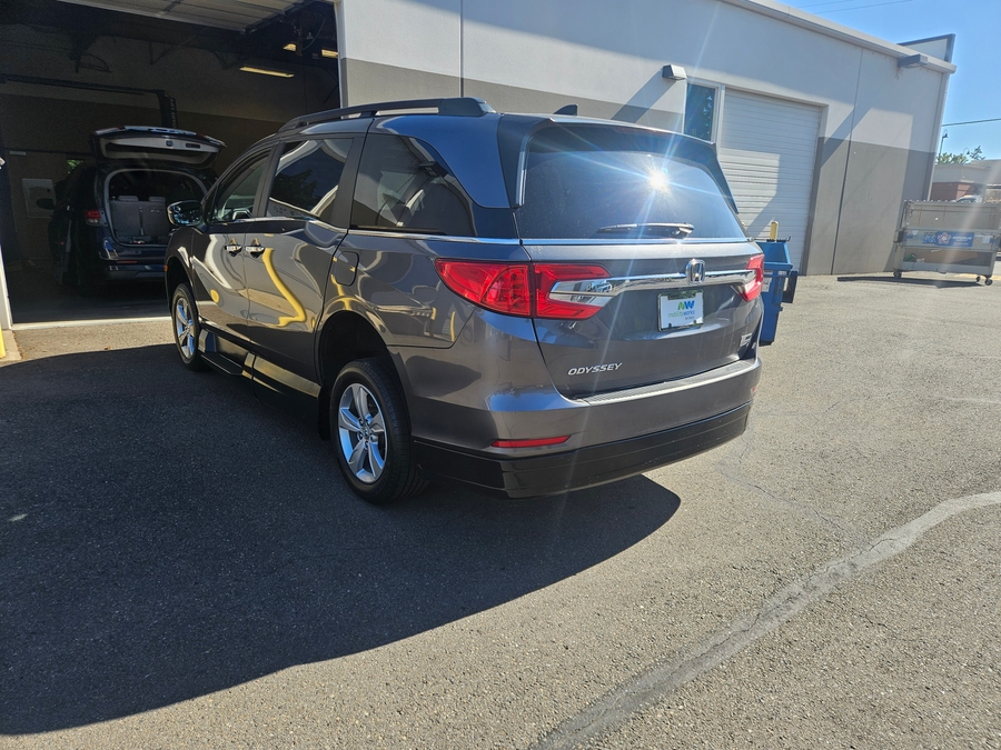 Grey Honda Odyssey image number 3