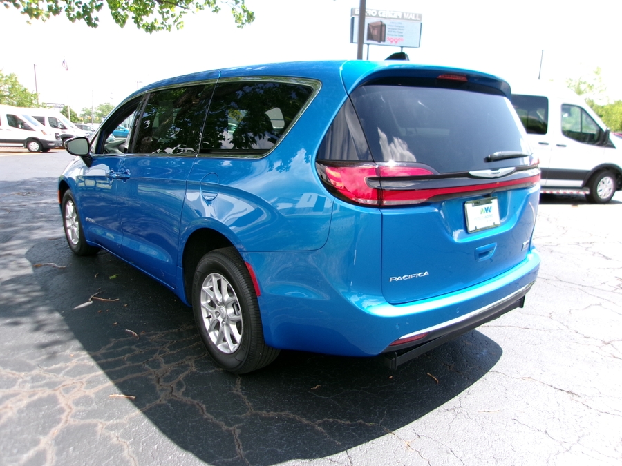 Blue Chrysler Pacifica image number 10