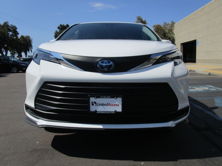 New 2025 Toyota Sienna Hybrid LE - BraunAbility Commercial Rear Entry Entry Fold Out Manual Ramp