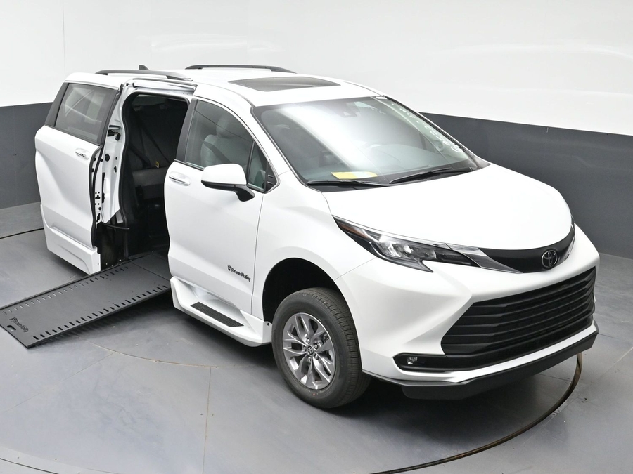 New 2026 Toyota Sienna Hybrid XLE Add - BraunAbility Side Entry Entry In Floor Automatic Ramp