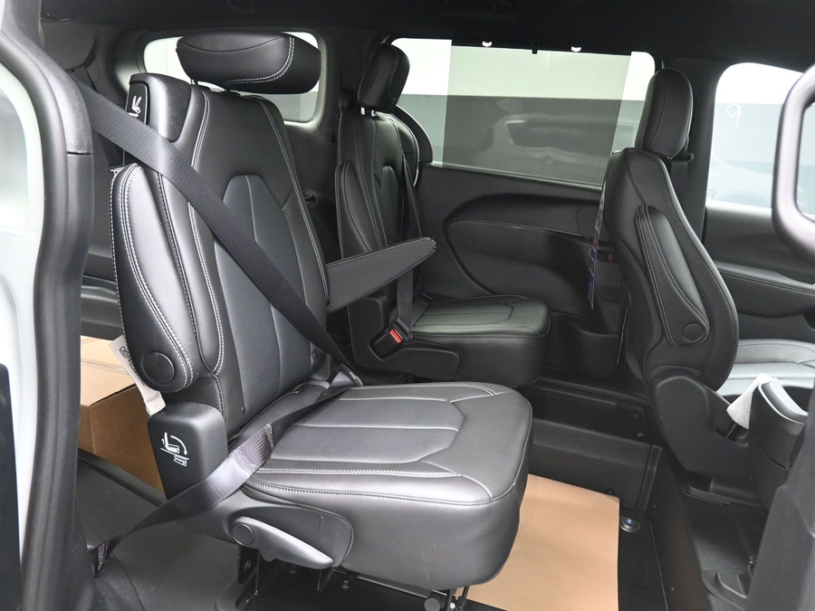 White Chrysler Pacifica image number 12