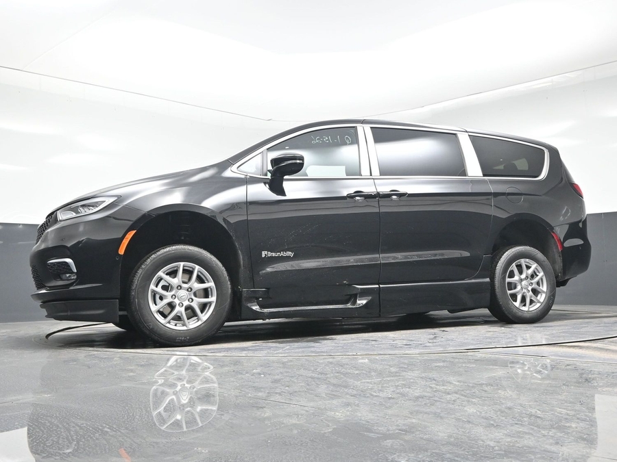 Black Chrysler Pacifica image number 19