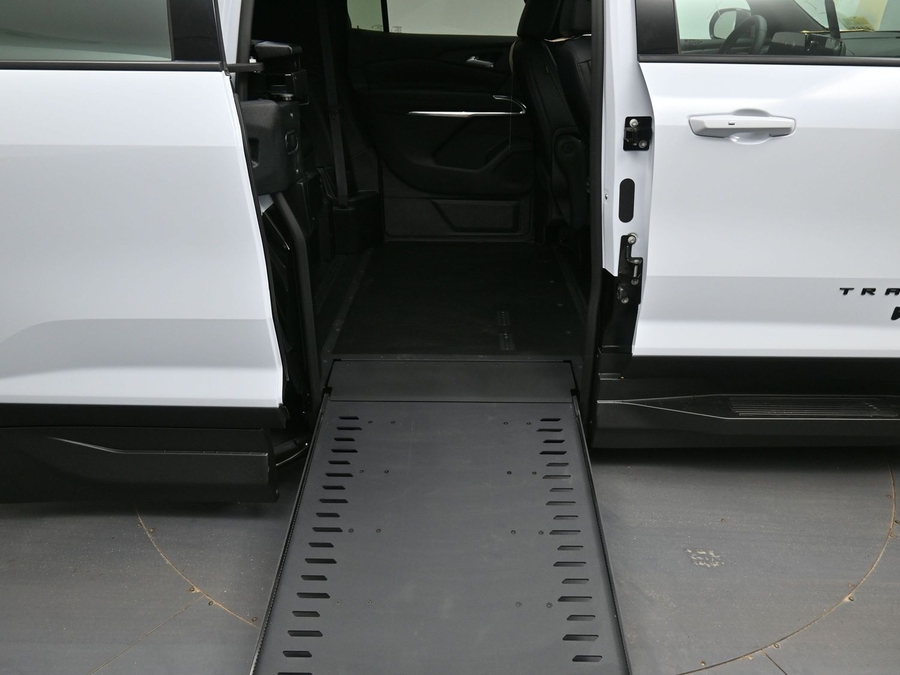 New 2026 Chevrolet Traverse 1LT Midnight - BraunAbility Side Entry Entry In Floor Automatic Ramp