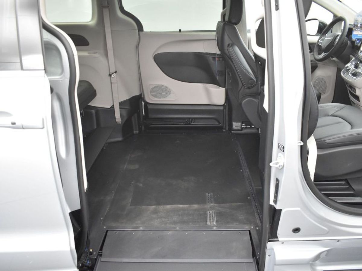 Silver Chrysler Pacifica image number 3
