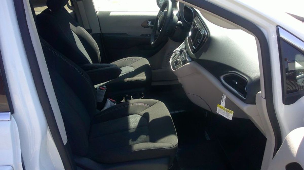 2024 CHRYSLER VOYAGER - Image 11