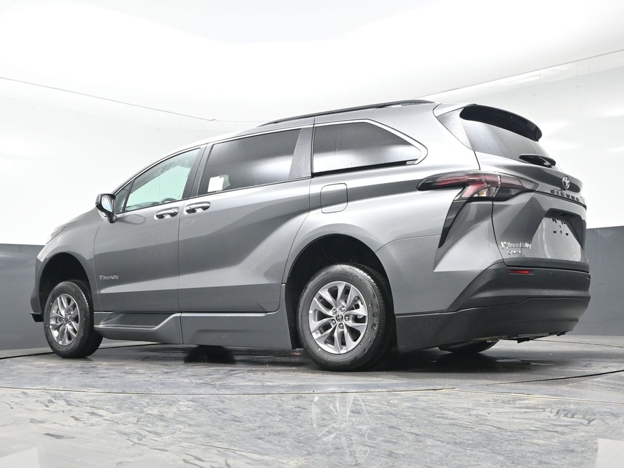 Grey Toyota Sienna image number 19