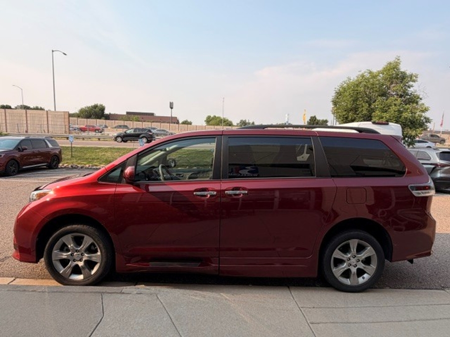 Used 2013 Toyota Sienna SE - BraunAbility Side Entry Fold Out Automatic Ramp