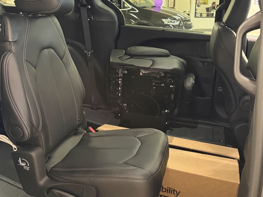 Número de imagen Chrysler Pacifica negro 3