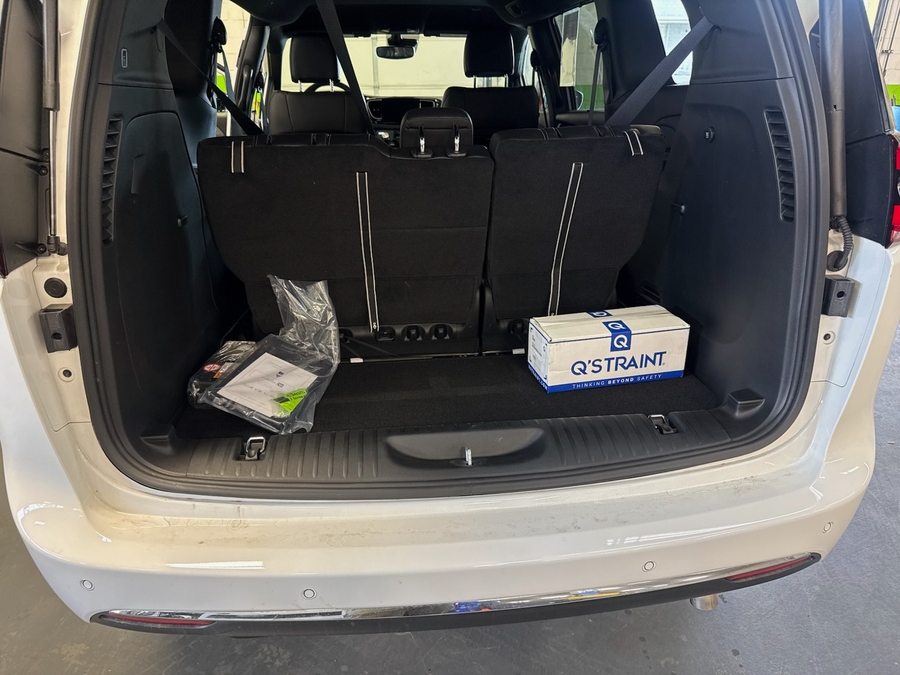 White Chrysler Pacifica image number 14