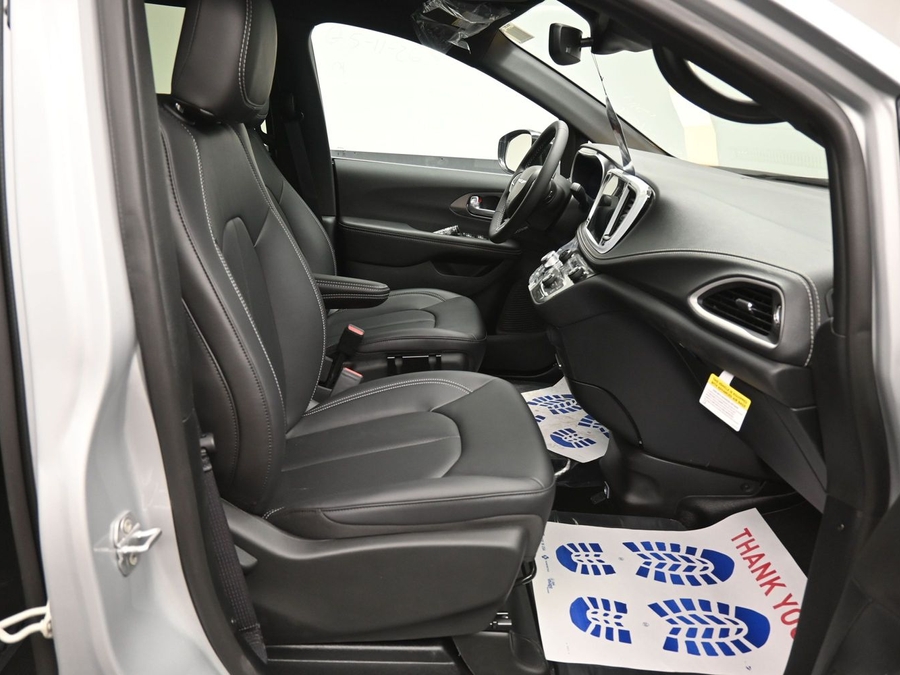 New 2026 Chrysler Pacifica Select Safety - BraunAbility Side Entry Entry Fold Out Automatic Ramp