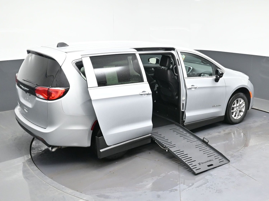 Silver Chrysler Voyager image number 22