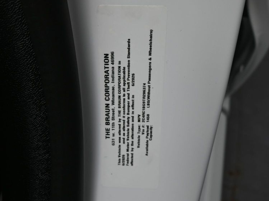 White Chrysler Pacifica image number 21
